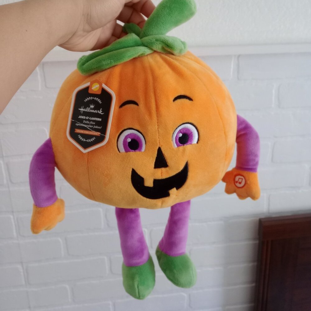 NWT Hallmark Joke-O-Lantern Halloween Pumpkin Plush Stuffed Animal Tells Jokes